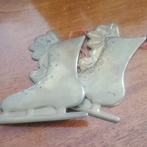 Vintage Metal Ice Skate Ornaments Set of 2 – Rustic Christmas Tree Decor – Farm